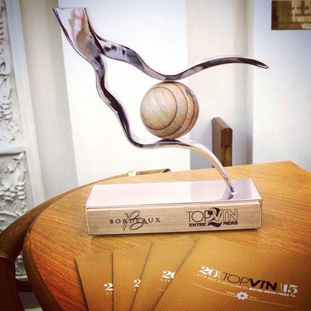 Remise du trophée #TOPVIN2015 #entre_deux_mers #entre2mers Trophée réalisé spécialement par le designer Rémi Denjean, en acier et douelles de barriques.